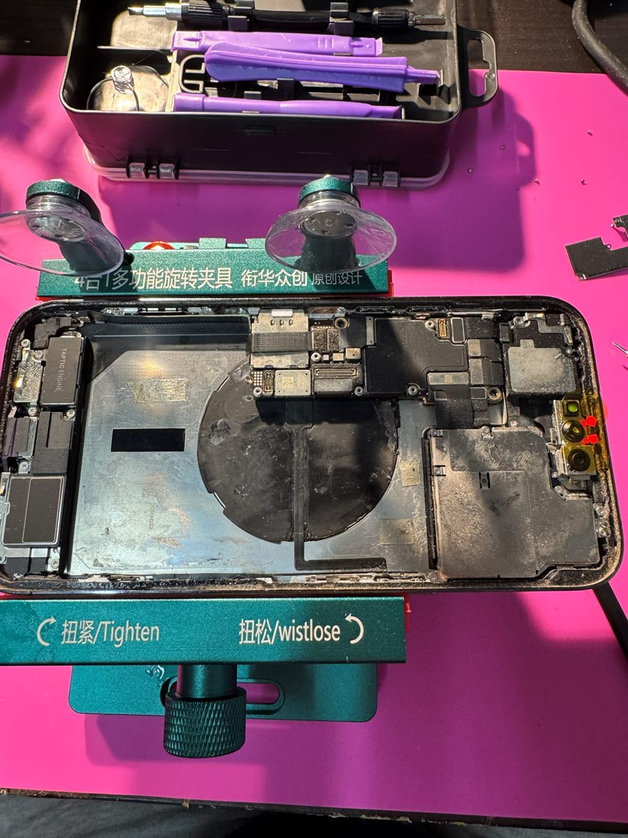 Geöffnetes Smartphone bei der Reparatur