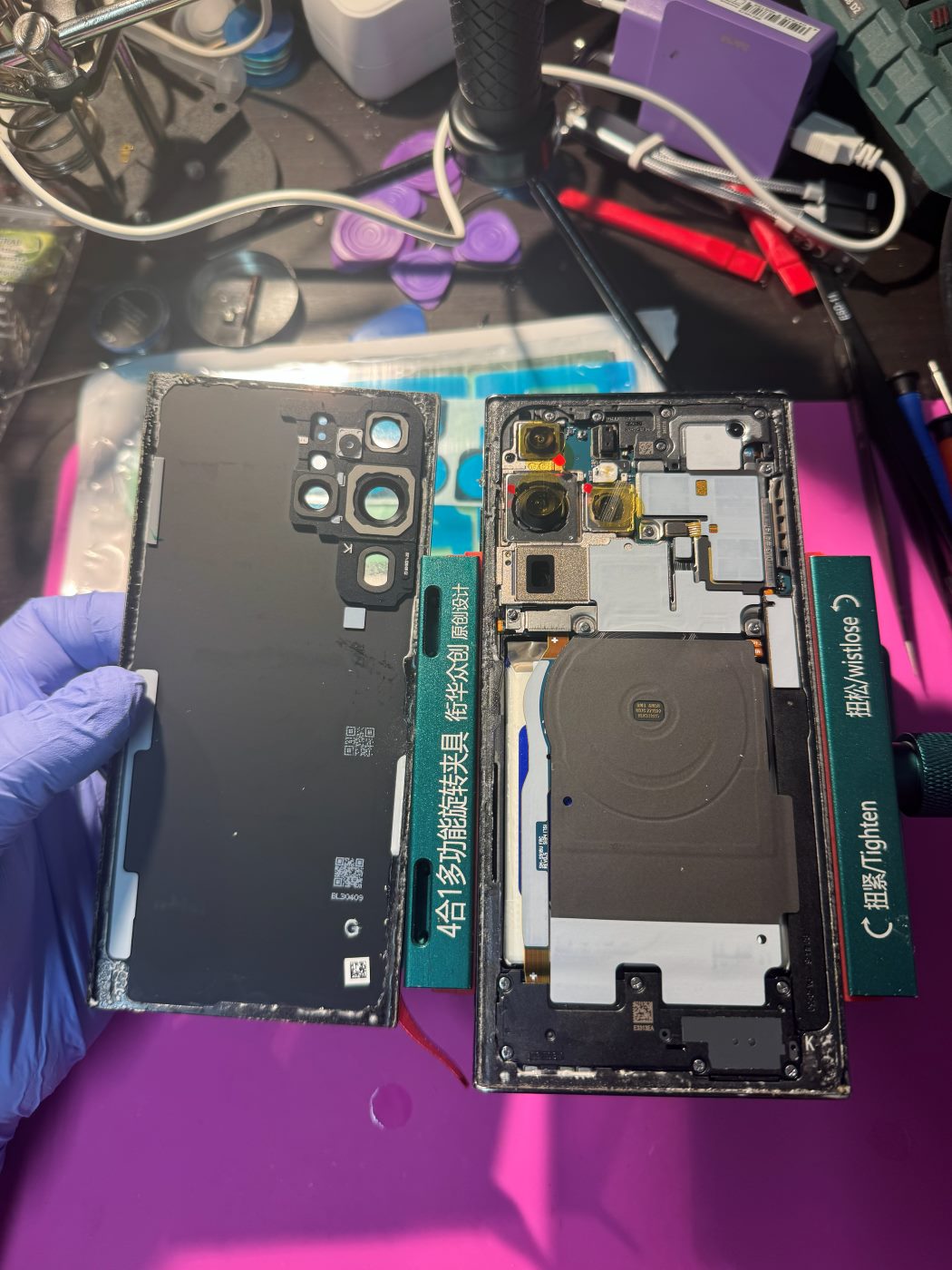 Geöffnetes Samsung Smartphone bei der Reparatur