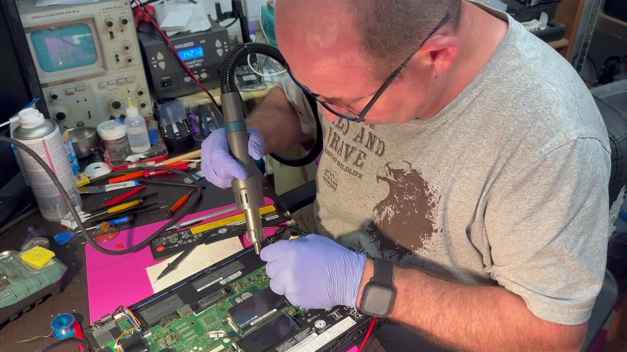 Laptop-Reparatur und Prüfung in der Werkstatt von Elektronik Schlitz