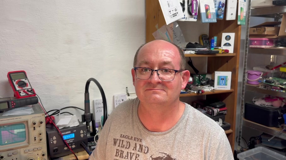 Krzysztof Kopicki von Elektronik Schlitz in der Werkstatt
