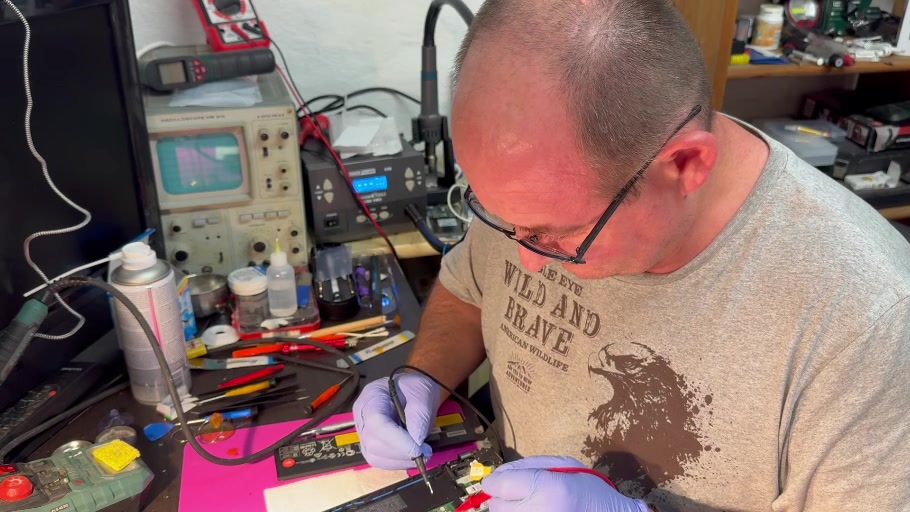 Elektronik-Werkstatt mit Messgerät und Reparaturwerkzeug
